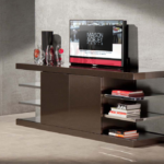 Sollevatore tv installato su credenza soggiorno