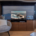 Tv lift a doppia corsa modello alzo zero installato su navetta 64 di Absolute Yachts