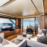 Tv lift a doppia corsa modello alzo zero installato su navetta 73 di Absolute Yachts