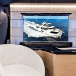 Tv lift a doppia corsa modello alzo zero installato su navetta 58 di Absolute Yachts