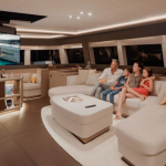 sollevatore tv basculante con rotazione da soffitto su Lagoon