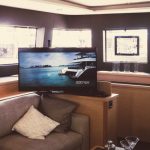 tv lift rotazione laterale installato su yacht