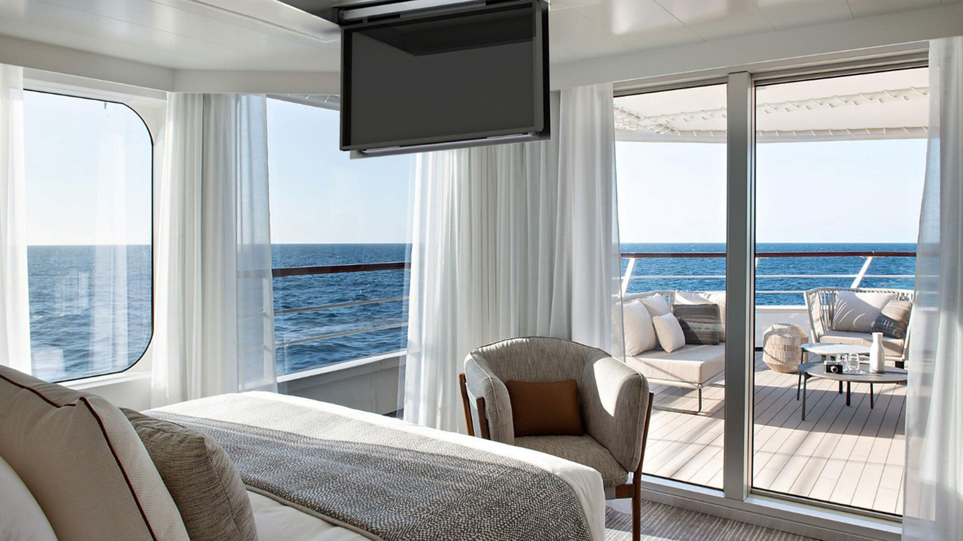 Nascondere la tv nel celino di una cabina per non ostruire la vista