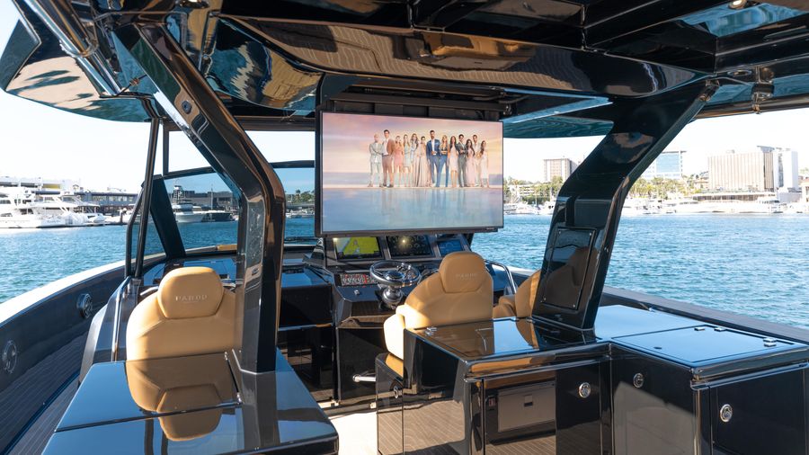 tv installata nel hardtop di uno yacht